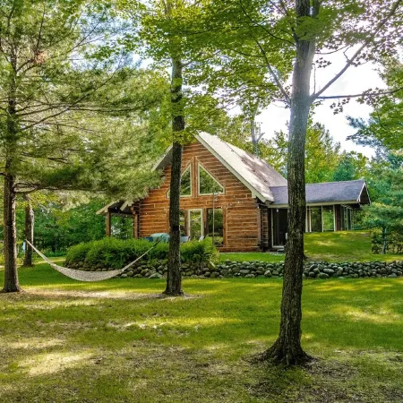 Lulu’s Lodge: Cozy Woods Cabin w/ Hot Tub + Stone Fireplace