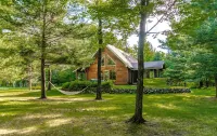 Lulu’s Lodge: Cozy Woods Cabin w/ Hot Tub + Stone Fireplace - Wifi