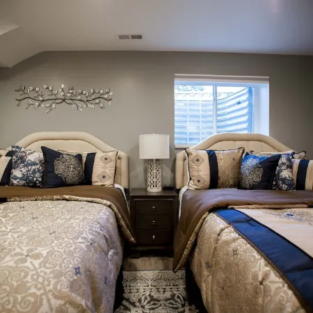 Vacation Bliss! Skier's Dream! Covered Hot Tub/Spa, Fire Pit, Mountain Views.