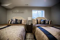 Vacation Bliss! Skier's Dream! Covered Hot Tub/Spa, Fire Pit, Mountain Views.