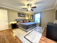 Modern 3 bedroom, 2 bath getaway with HEATED private pool and jacuzzi Các khách sạn gần Publix Super Market at Alico Commons