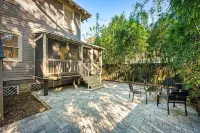 240- Sleeps 10, Centrally Located, Fenced Yard, Pet & Family Friendly