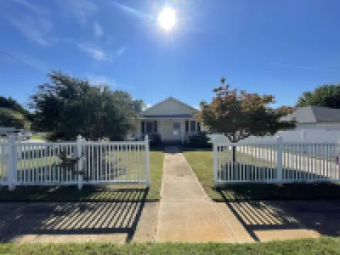 15 Min from CLT Airport! Spacious & Renovated! 貝爾蒙特酒店