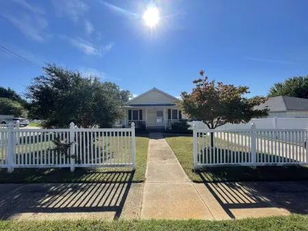 15 Min from CLT Airport! Spacious & Renovated!