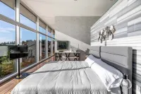 Cliffside Glass House Ocean Views • Hot Tub • Gym