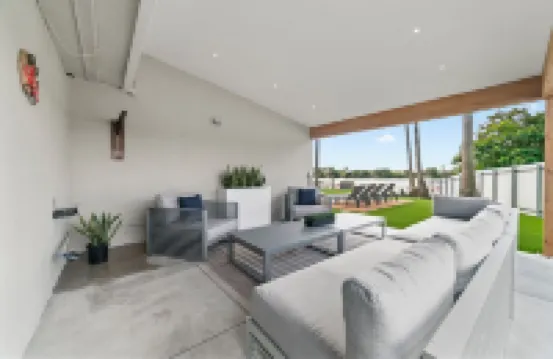 Lakefront Luxe Home/Heated Pool/Spa/Playroom & BBQ Hotels in Miami Gardens