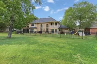 Gorgeous House on Golf Course with AC, WiFi, High Ceilings, Big Windows Hotels in Atascocita