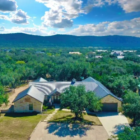 Stunning 6 Bedroom vacation home with pool & hot tub 5 minutes from Frio River!