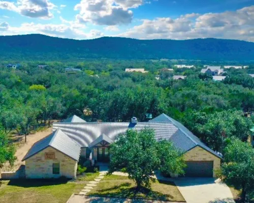 Stunning 6 Bedroom vacation home with pool & hot tub 5 minutes from Frio River! Hotels in Concan