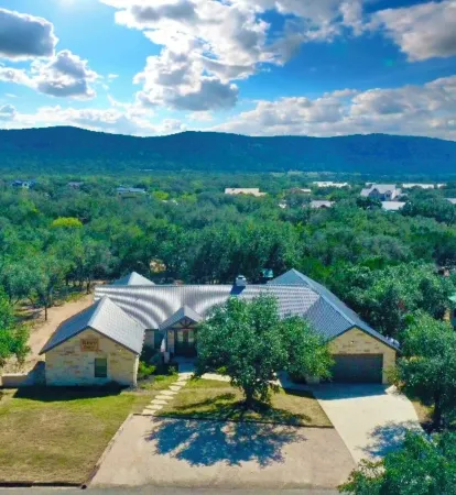 Stunning 6 Bedroom vacation home with pool & hot tub 5 minutes from Frio River!