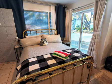 Sparkling Clean & Private! Ocean Views! Two Full Bathrooms! [6n7]