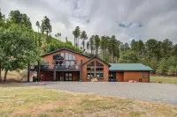 The perfect stay- 6 Bedroom, 4 Bath with a  HOT TUB