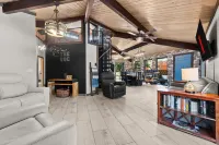 "THE VOC" an eclectic octagon house w a 360° lookout loft & RED ROCK views!