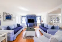 Cheerful 5 br Nantucket home; perfect for families