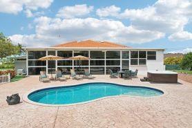 West Palm • 1.4 Acre Lux 4Br • Sleeps 8 • Pool • Hot Tub • Gym • BBQ • King Beds