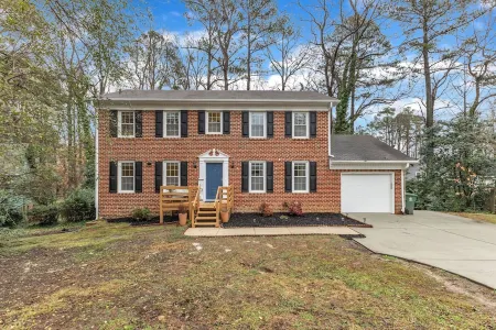 SLEEPS 9! Close to lovely downtown Cary/Raleigh/RDU. Pets welcome!