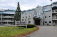 Loon's Edge Retreat -Recently Renovated, Ski, Hike, Mountain views, Pool/hot tub