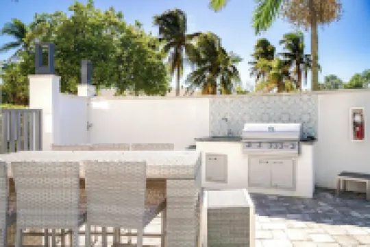 Boca Raton - Across from Beach - Balcony • Pool • Parking • 2BR