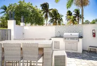 Lux 2 Bedroom - 2 Bathroom w/Balcony Directly Across from the Beach - Boca Raton