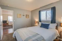 2Br Aptmt Parks Private Deck, Mountain Views!