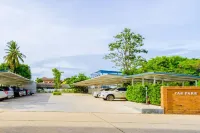 The Rich Hotel - parking