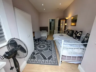 Comfy Fenia Stay Hotels in Barking