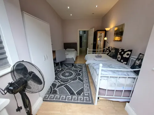 Comfy Fenia Stay Hotels in Barking