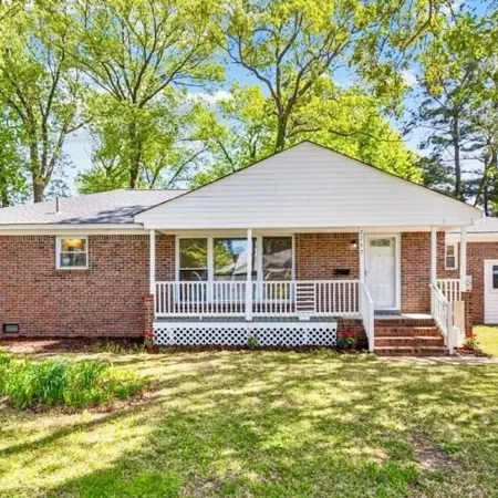 Cozy, Coastal 3-bedroom house in Norfolk!