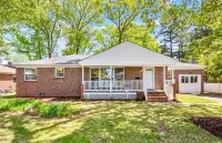 Cozy, Coastal 3-bedroom house in Norfolk!