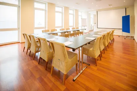 Hotel Neutor Express Отели рядом с достопримечательностью «Marionette Museum»