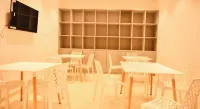 Bed & Bread Dormitory Отели рядом с достопримечательностью «БАПС Шрай Суоминараян Мандир»