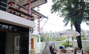 Chomlay Restaurant & Room for Rent