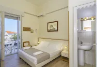 Hotel Lungomare - Parvekkeita