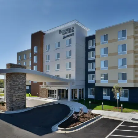 Fairfield Inn & Suites Raleigh Capital Blvd./I-540 Отели рядом с достопримечательностью «Торговый центр Triangle Town Center»