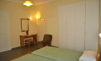 Holiday Studio Apartments Yannis on the Beach of Agios Gordios in Corfu