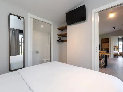 Docklodge at Frisian Lakes with Private Mooring Hotel di 