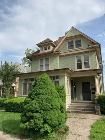 Steps from Main St. / Stay Cozy Next to our Electric Fireplace Отели в г. Саванна