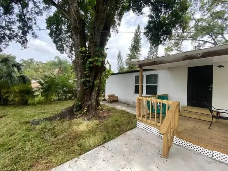 5-Bed, 3-Bath House Near Stadium with 3 TVs, Wifi,  Laundry, AC, & Full Kitchen