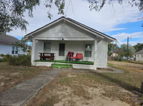 Newly Remodeled  Basement Studio!