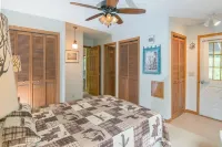 Private lakeside retreat, swim, boat, fish! Perfect for family events