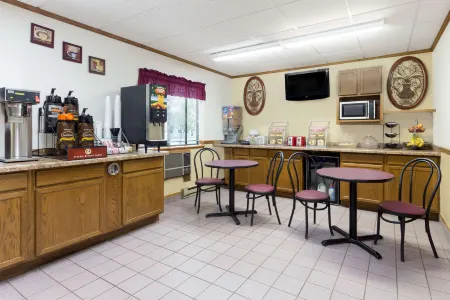 Super 8 by Wyndham Antigo Отели в г. Нева