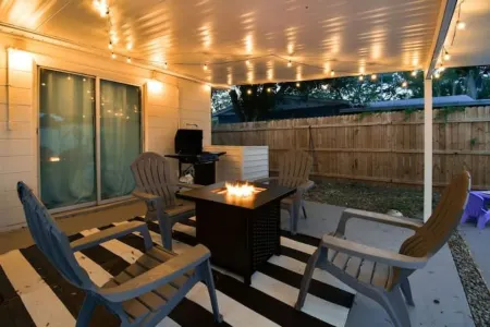 Modern Chic Bungalow + Pool House Outdoor Shower Отели рядом с достопримечательностью «Island Bamboo»