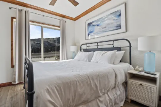 Ski in/out at Westgate Studio, Resort amenities, Multiple Pools, Onsite Spa, & Restaurant 4504B Hotels in 