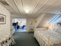 Private Hot Tub and Expansive Outdoor Space - Stunning Historic Getaway