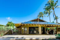 Ocean View, Ground-Floor Condo w/ Lanai & Shared Hot Tub/Pool - Walk to Beach