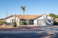 Luxurious Desert Oasis - Saltwater Pool, Hot Tub, WiFi