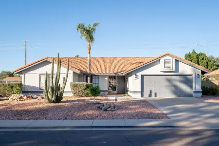 Luxurious Desert Oasis - Saltwater Pool, Hot Tub, WiFi