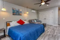 Charming Studio with Kitchenette and Golf Course Access - Cozy Retreat Hotels in Baileys Harbor