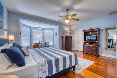 Historic Charm and Spacious Accommodations - Delightful Family Retreat