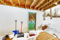 Secluded getaway on 2.5 acres with private patio, WiFi, & quiet location Hotels in Warren